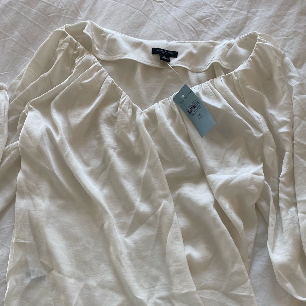 NWT Ann Taylor Shirred V Neck Long Sleeve in Cream